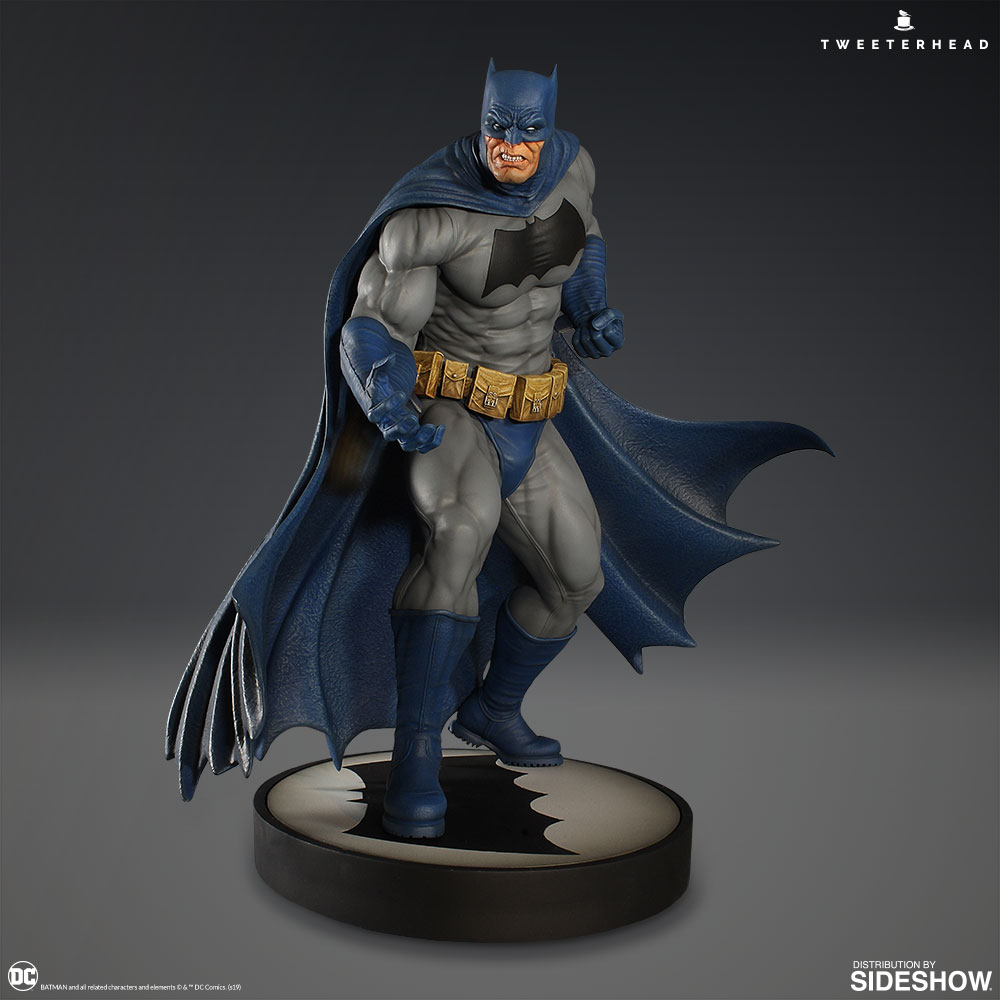 DC Comics: Dark Knight Batman 1/6th Scale Maquette Statue 32 cm
