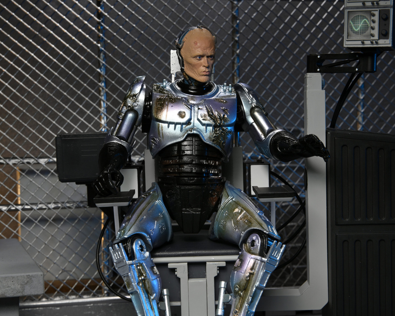RoboCop Action Figure - Ultimate Battle Damaged RoboCop with Chair 18 cm