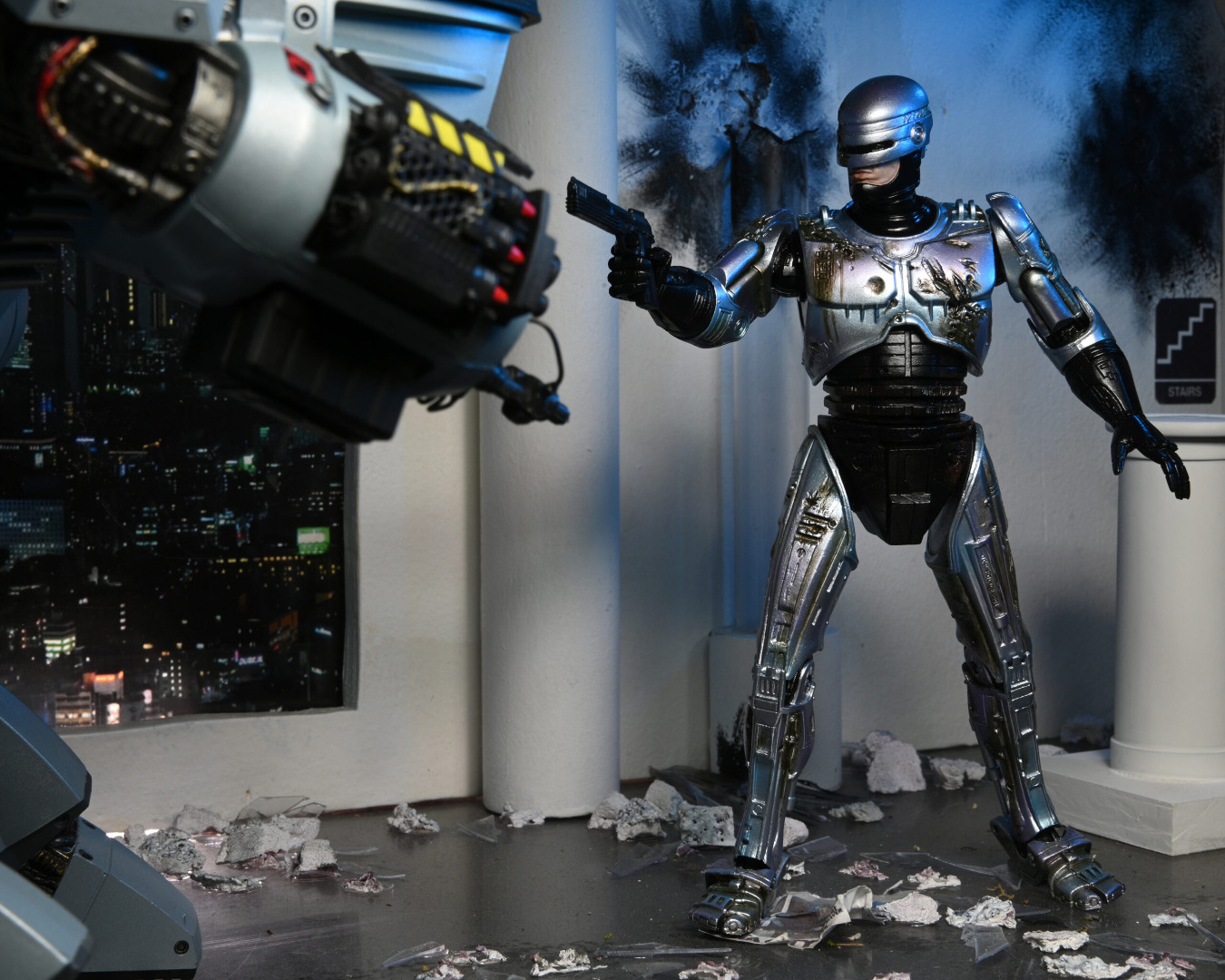 RoboCop Action Figure - Ultimate Battle Damaged RoboCop with Chair 18 cm
